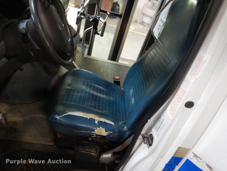 image for item FU9122 2006 Ford Econoline E450 shuttle bus