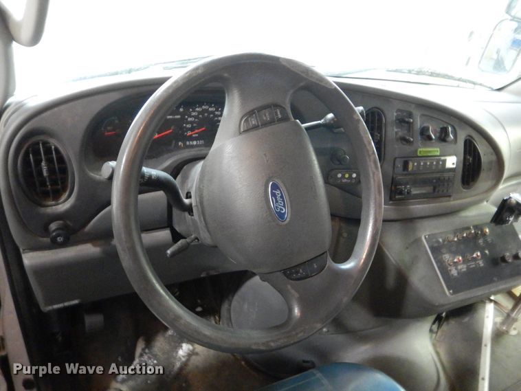 image for item FU9122 2006 Ford Econoline E450 shuttle bus