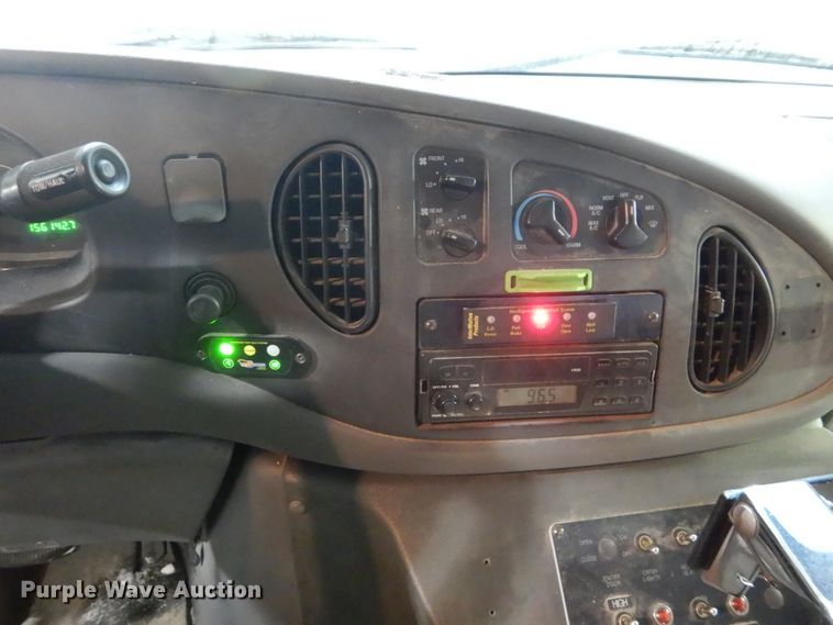 image for item FU9122 2006 Ford Econoline E450 shuttle bus