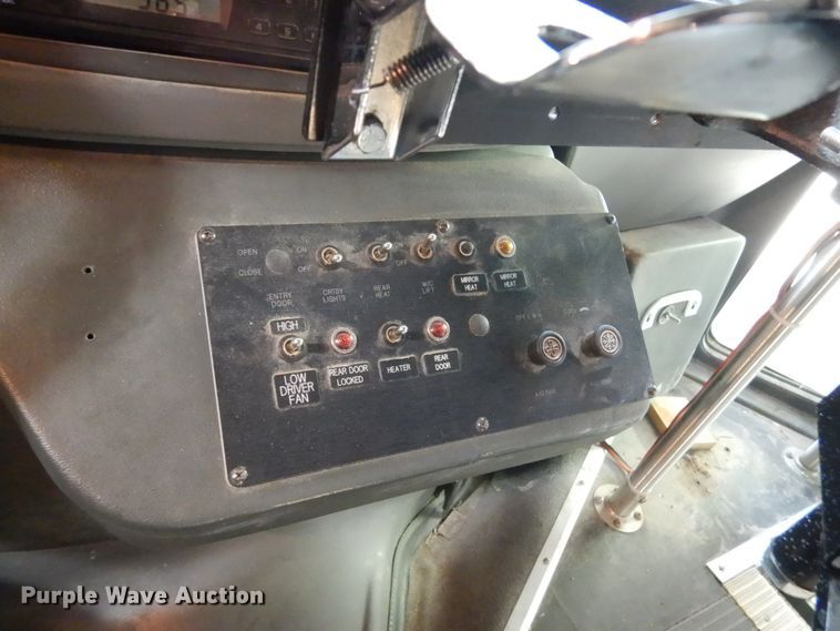 image for item FU9122 2006 Ford Econoline E450 shuttle bus