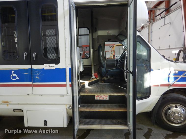 image for item FU9122 2006 Ford Econoline E450 shuttle bus