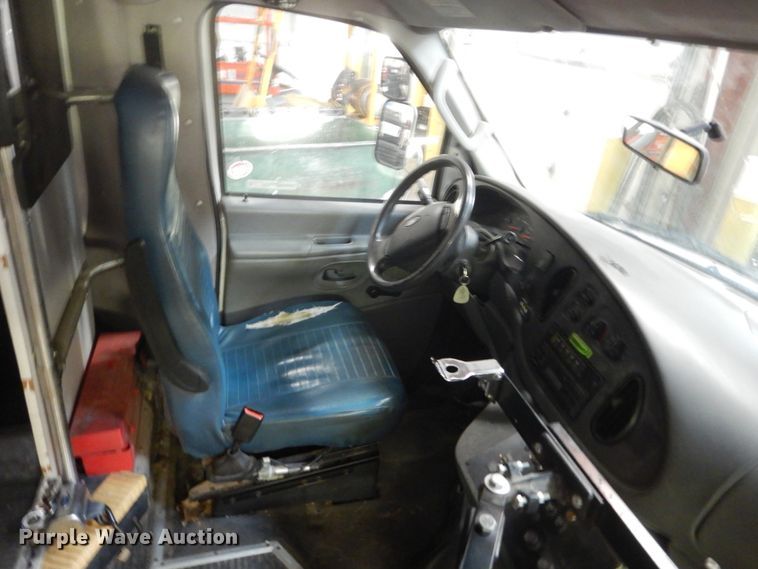 image for item FU9122 2006 Ford Econoline E450 shuttle bus