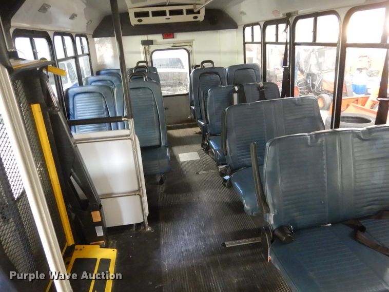 image for item FU9122 2006 Ford Econoline E450 shuttle bus