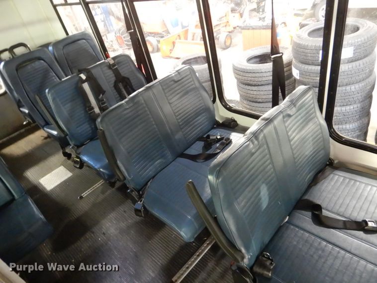 image for item FU9122 2006 Ford Econoline E450 shuttle bus