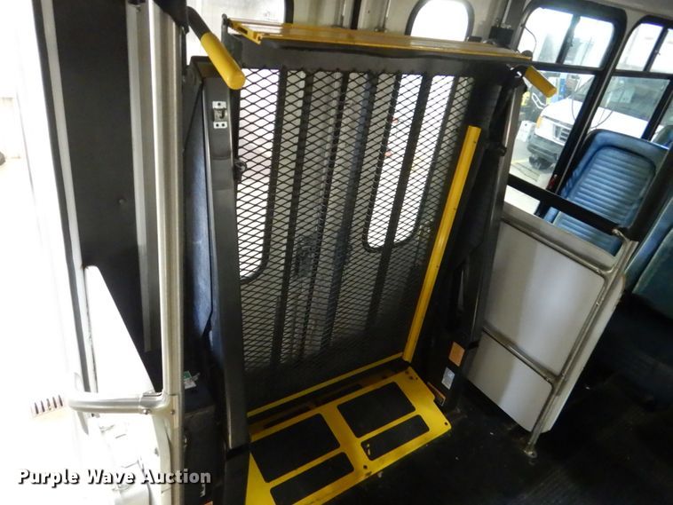 image for item FU9122 2006 Ford Econoline E450 shuttle bus