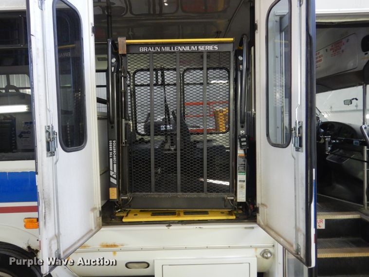 image for item FU9122 2006 Ford Econoline E450 shuttle bus