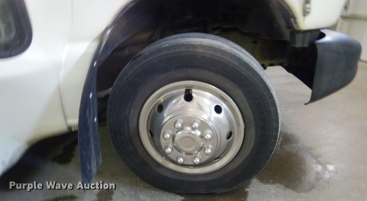 image for item FU9122 2006 Ford Econoline E450 shuttle bus