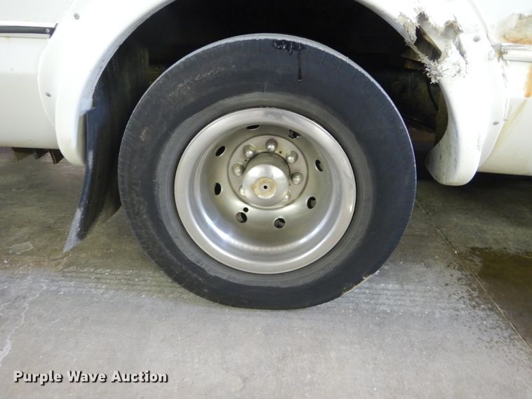 image for item FU9122 2006 Ford Econoline E450 shuttle bus