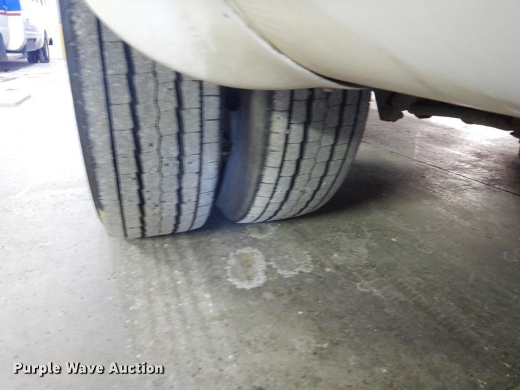 image for item FU9122 2006 Ford Econoline E450 shuttle bus