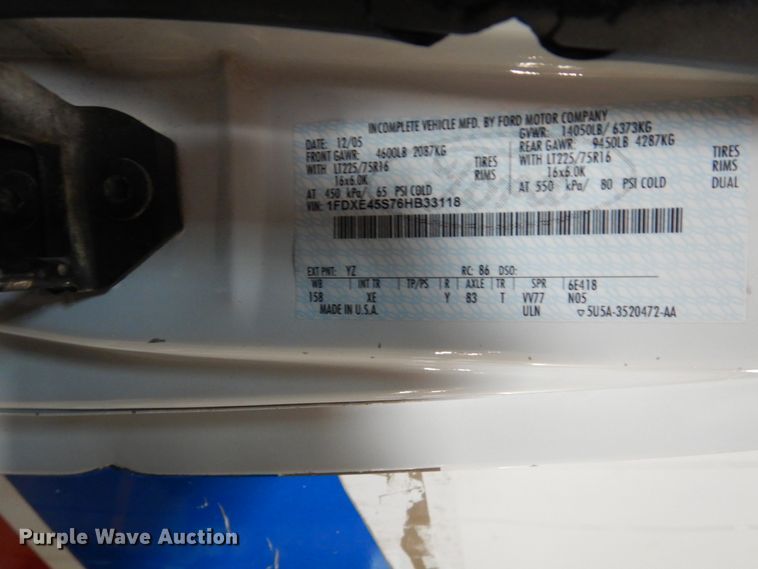 image for item FU9122 2006 Ford Econoline E450 shuttle bus