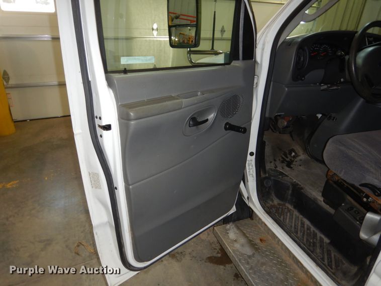 image for item FU9123 2007 Ford Econoline E450 shuttle bus