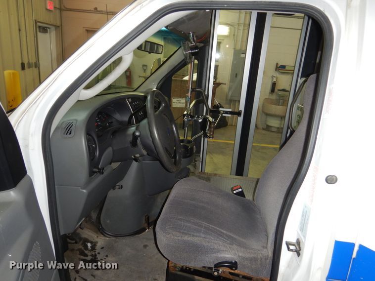 image for item FU9123 2007 Ford Econoline E450 shuttle bus