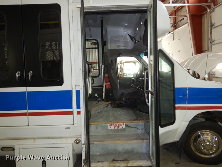 image for item FU9123 2007 Ford Econoline E450 shuttle bus