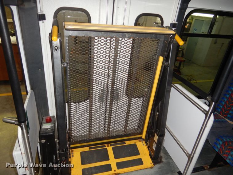 image for item FU9123 2007 Ford Econoline E450 shuttle bus