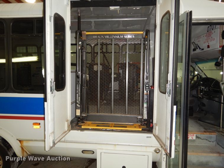 image for item FU9123 2007 Ford Econoline E450 shuttle bus