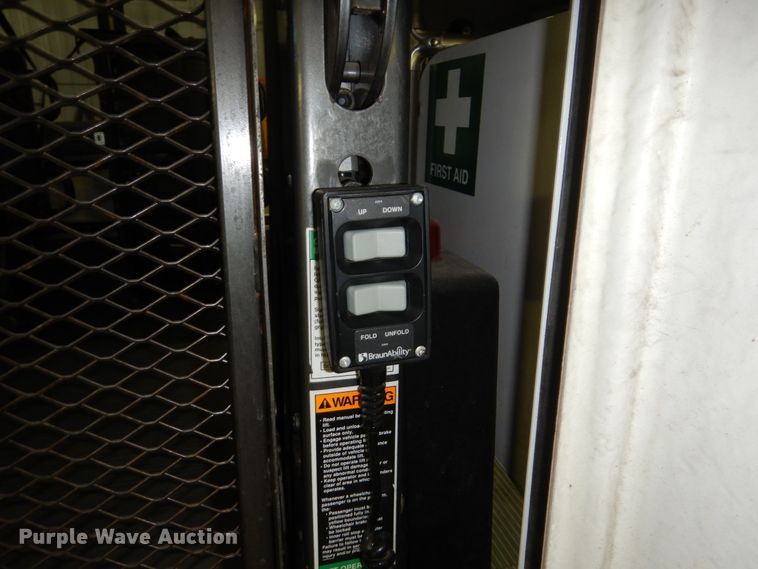 image for item FU9123 2007 Ford Econoline E450 shuttle bus