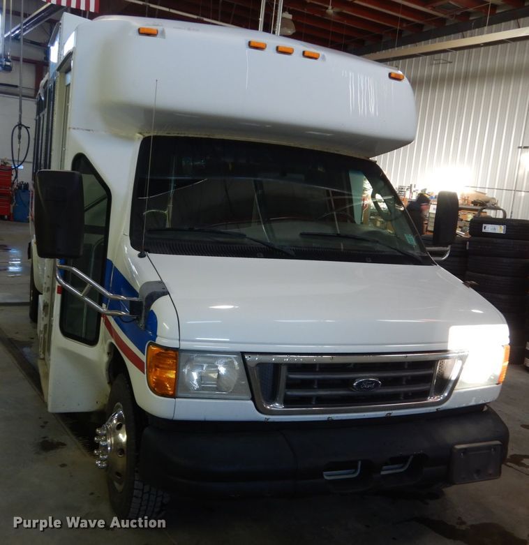 image for item FU9124 2007 Ford Econoline E450 shuttle bus