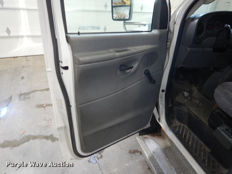 image for item FU9124 2007 Ford Econoline E450 shuttle bus