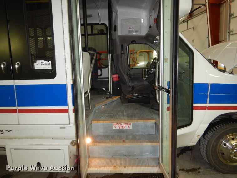 image for item FU9124 2007 Ford Econoline E450 shuttle bus