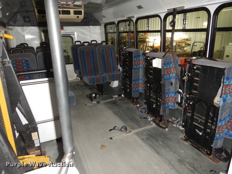 image for item FU9124 2007 Ford Econoline E450 shuttle bus