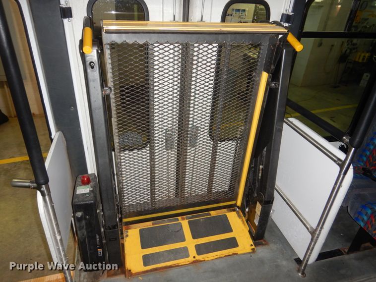 image for item FU9124 2007 Ford Econoline E450 shuttle bus