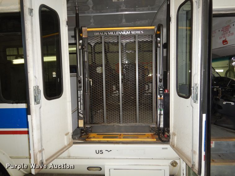 image for item FU9124 2007 Ford Econoline E450 shuttle bus