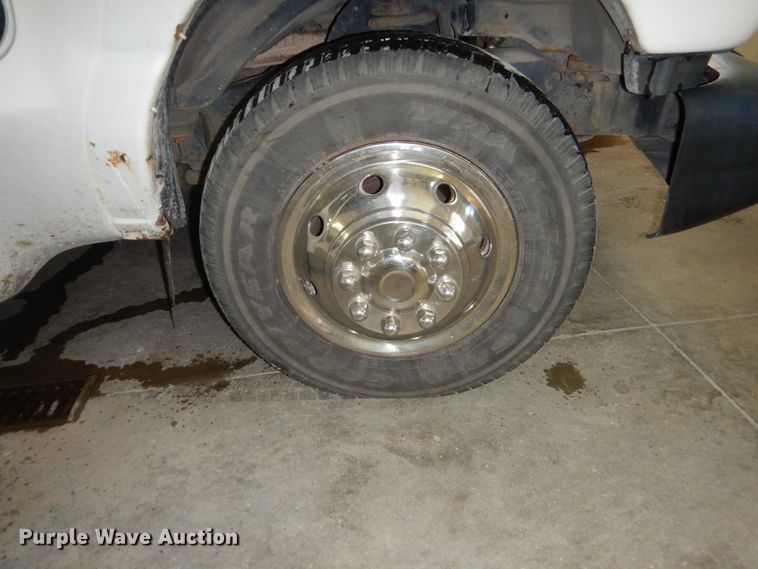 image for item FU9124 2007 Ford Econoline E450 shuttle bus