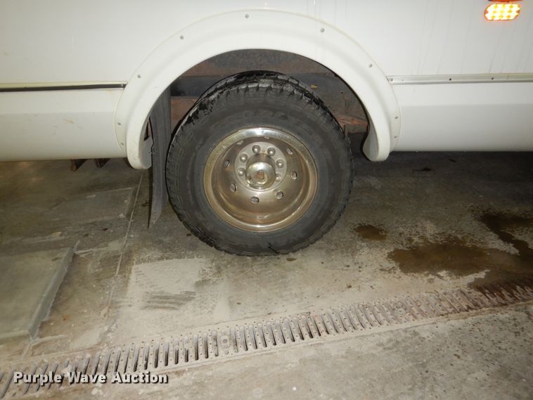 image for item FU9124 2007 Ford Econoline E450 shuttle bus