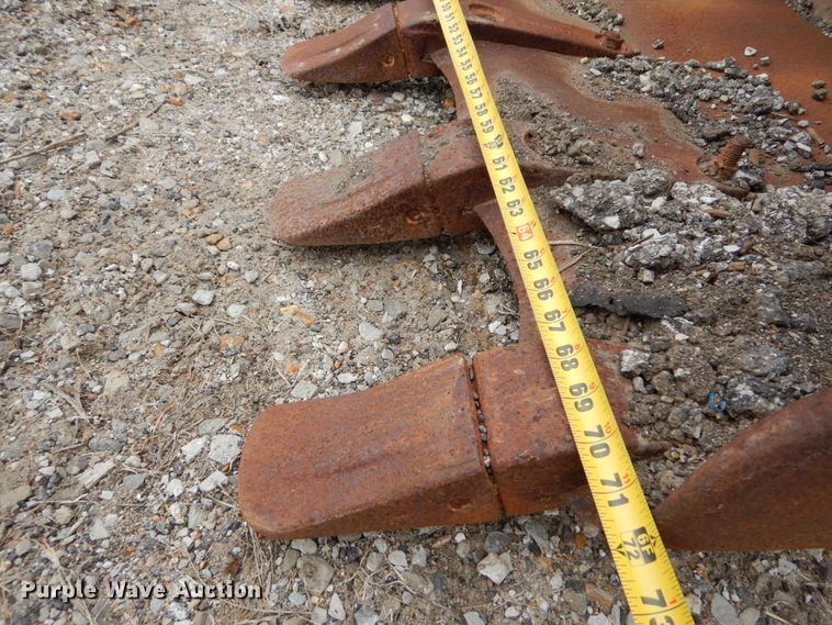 image for item GC9483 1985 John Deere 455E track loader