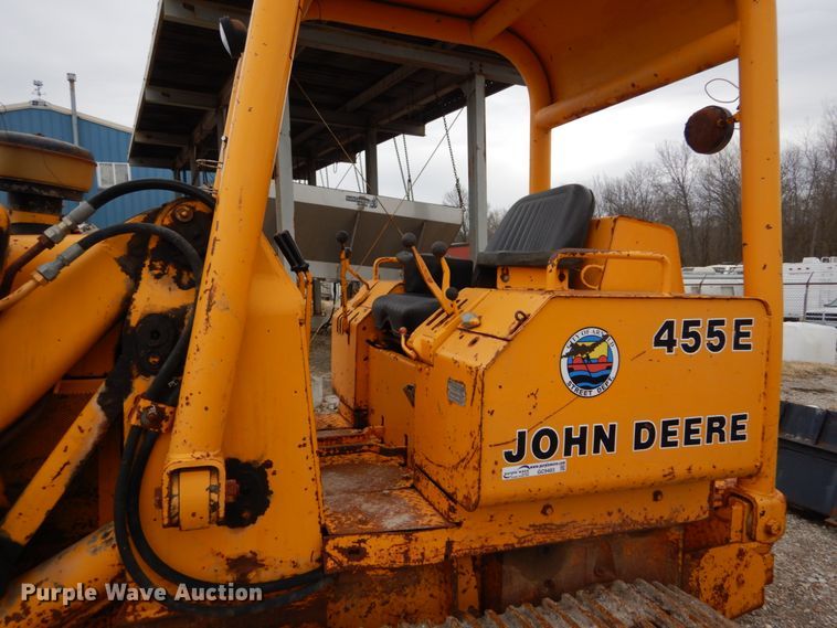 image for item GC9483 1985 John Deere 455E track loader