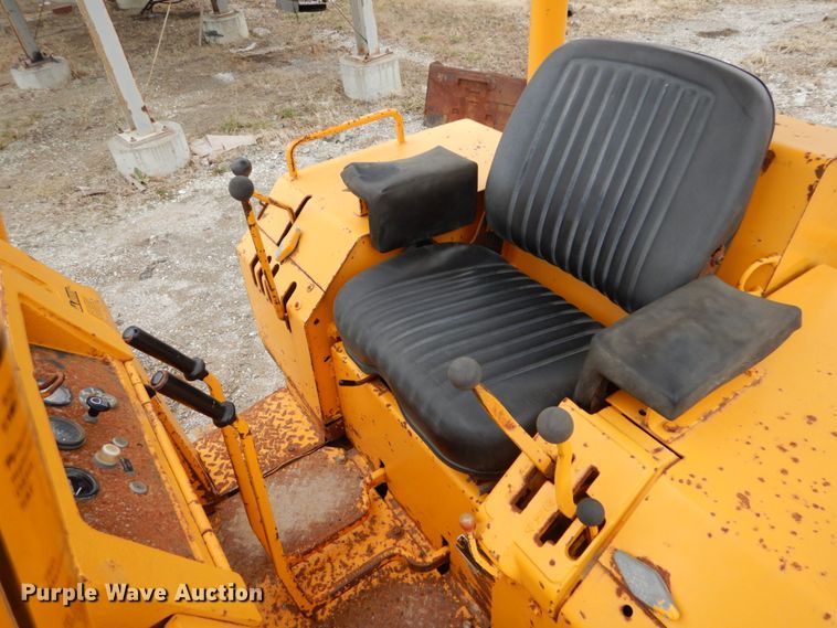 image for item GC9483 1985 John Deere 455E track loader