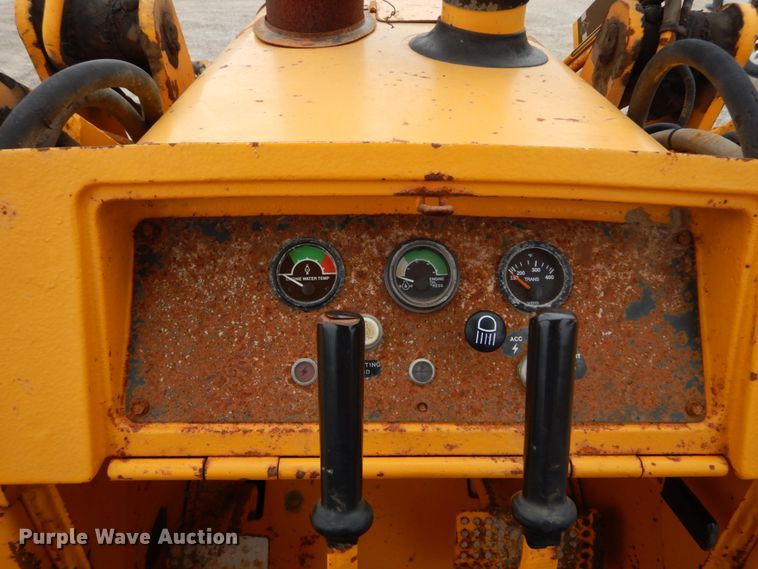 image for item GC9483 1985 John Deere 455E track loader