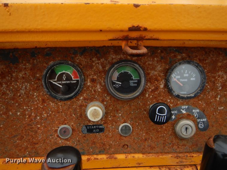 image for item GC9483 1985 John Deere 455E track loader