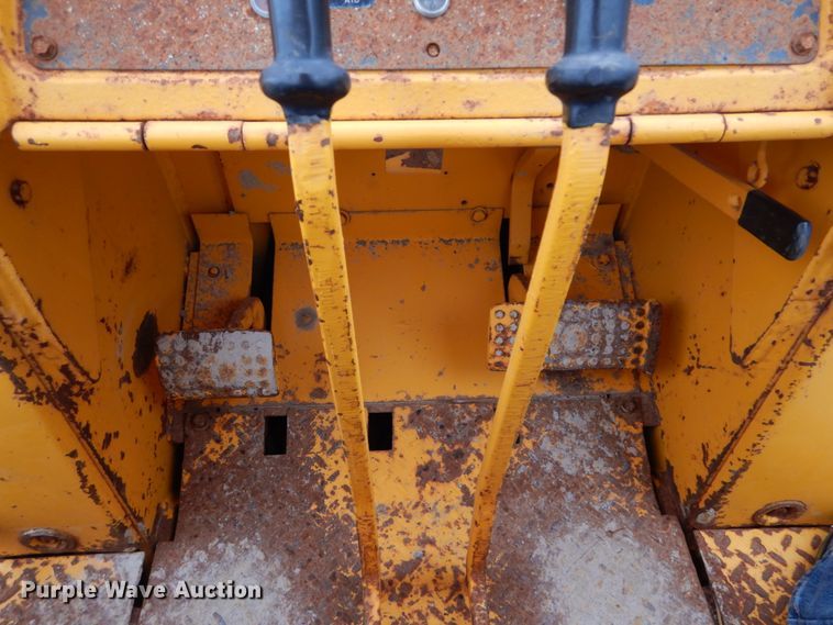 image for item GC9483 1985 John Deere 455E track loader