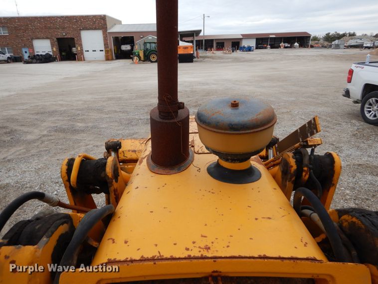 image for item GC9483 1985 John Deere 455E track loader