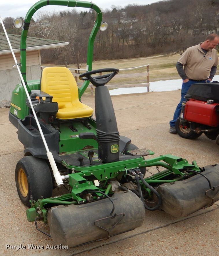 image for item GC9490 John Deere 2500E Hybrid greens mower