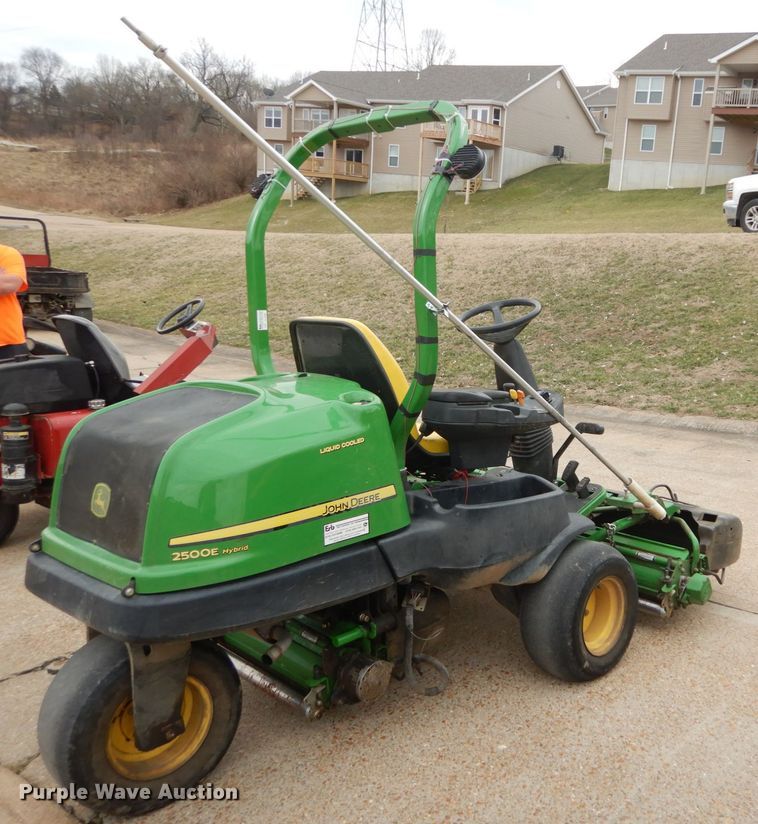 image for item GC9490 John Deere 2500E Hybrid greens mower
