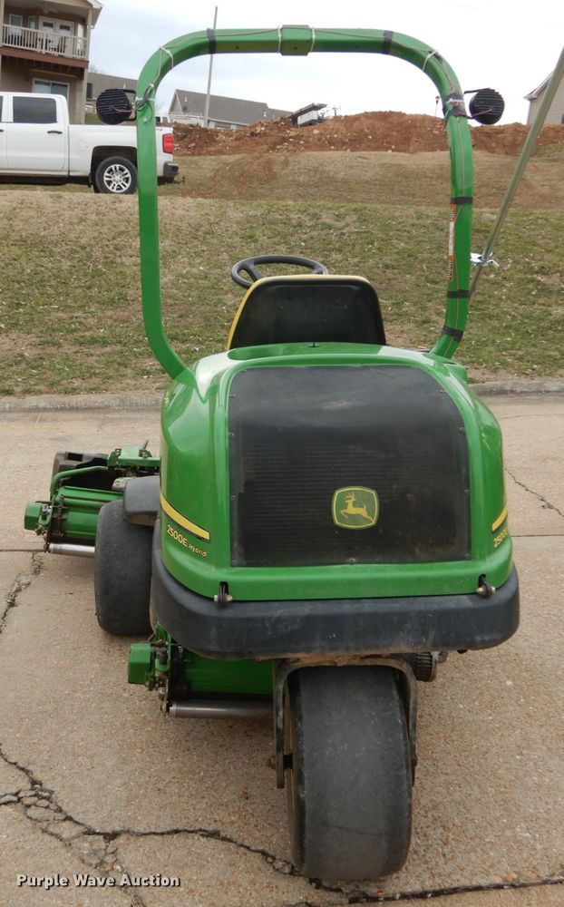 image for item GC9490 John Deere 2500E Hybrid greens mower
