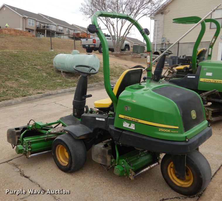 image for item GC9490 John Deere 2500E Hybrid greens mower