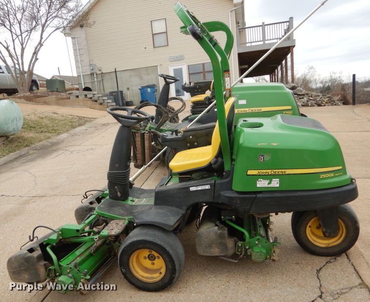 image for item GC9490 John Deere 2500E Hybrid greens mower