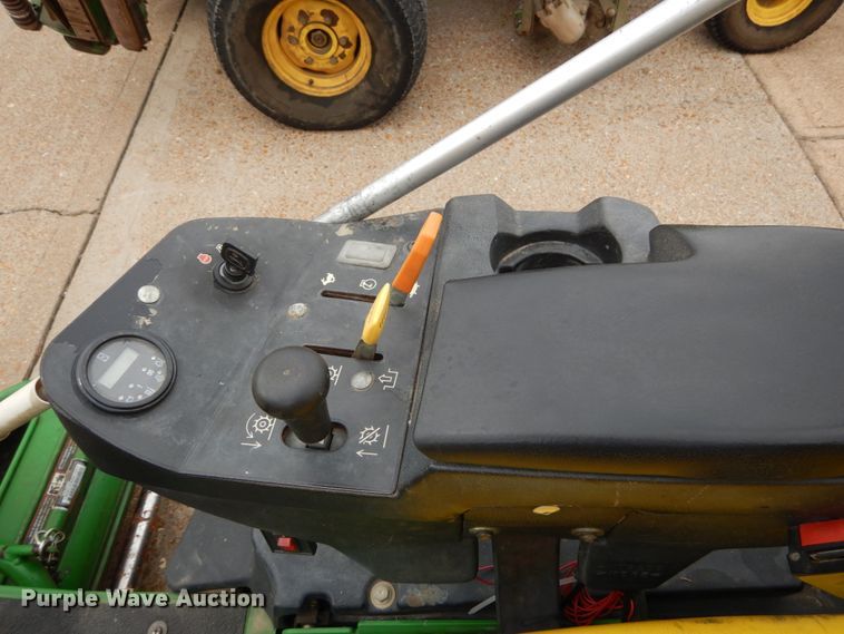 image for item GC9490 John Deere 2500E Hybrid greens mower