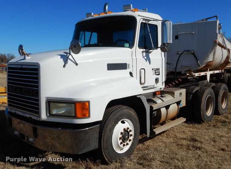 image for item GE9075 2000 Mack CH613 semi truck