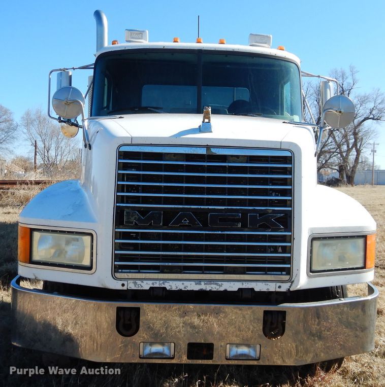 image for item GE9075 2000 Mack CH613 semi truck