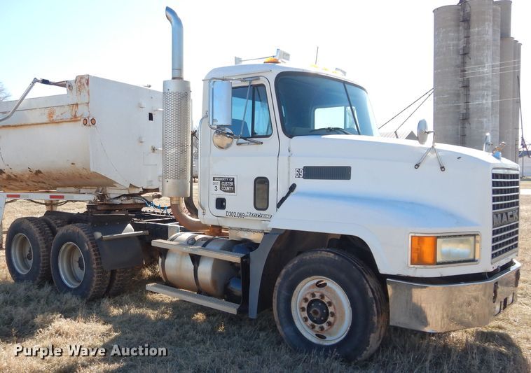 image for item GE9075 2000 Mack CH613 semi truck