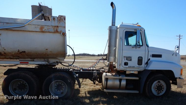 image for item GE9075 2000 Mack CH613 semi truck