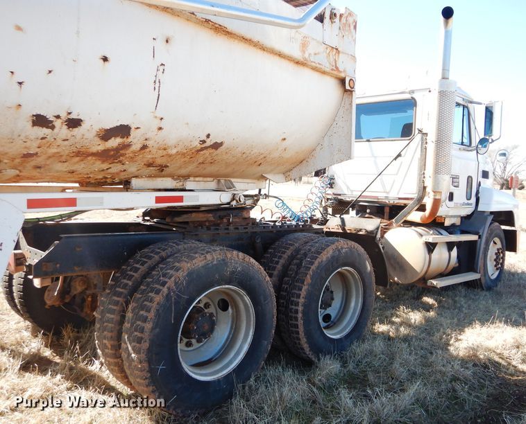 image for item GE9075 2000 Mack CH613 semi truck