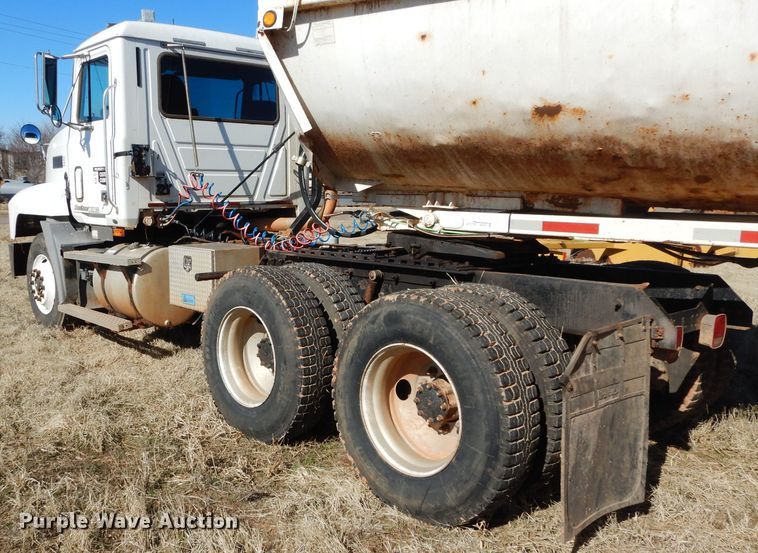 image for item GE9075 2000 Mack CH613 semi truck