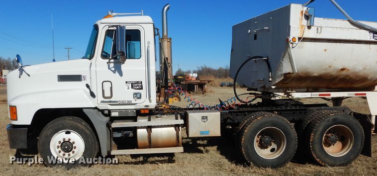 image for item GE9075 2000 Mack CH613 semi truck