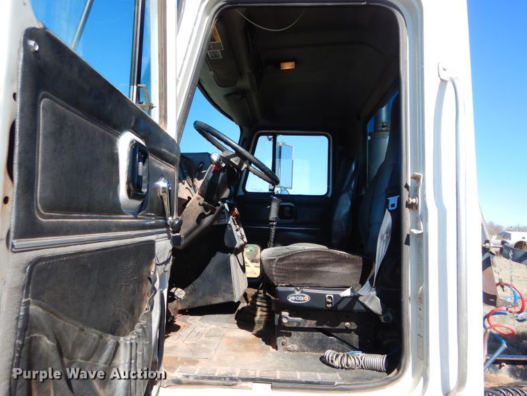 image for item GE9075 2000 Mack CH613 semi truck