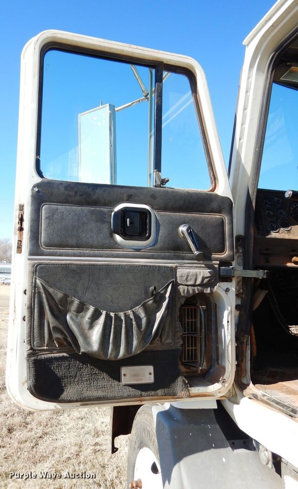 image for item GE9075 2000 Mack CH613 semi truck